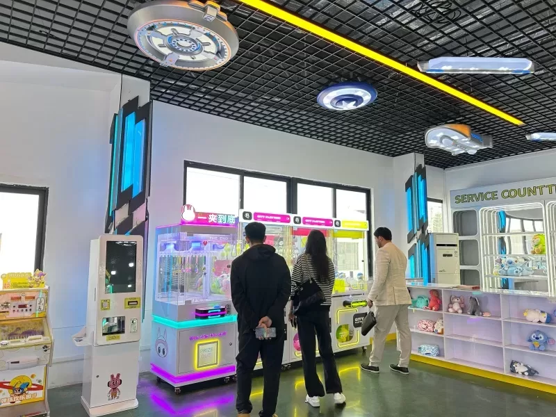 American Customers Visit Claw Machine Factory for On-Site Inspection (2)_.jpg