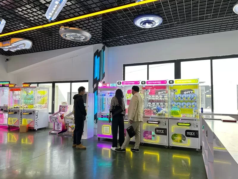 American Customers Visit Claw Machine Factory for On-Site Inspection (3)_.jpg
